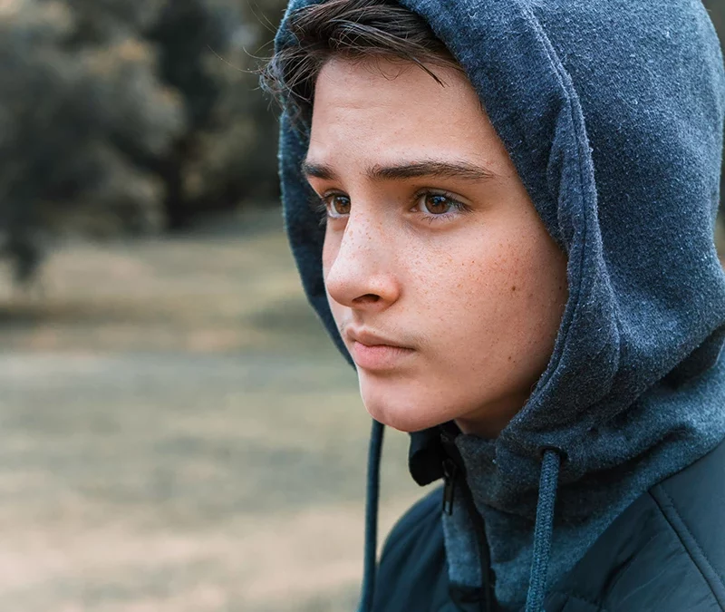Un adolescente inquieto y ausente: la desconexión emocional y los desafíos psicológicos